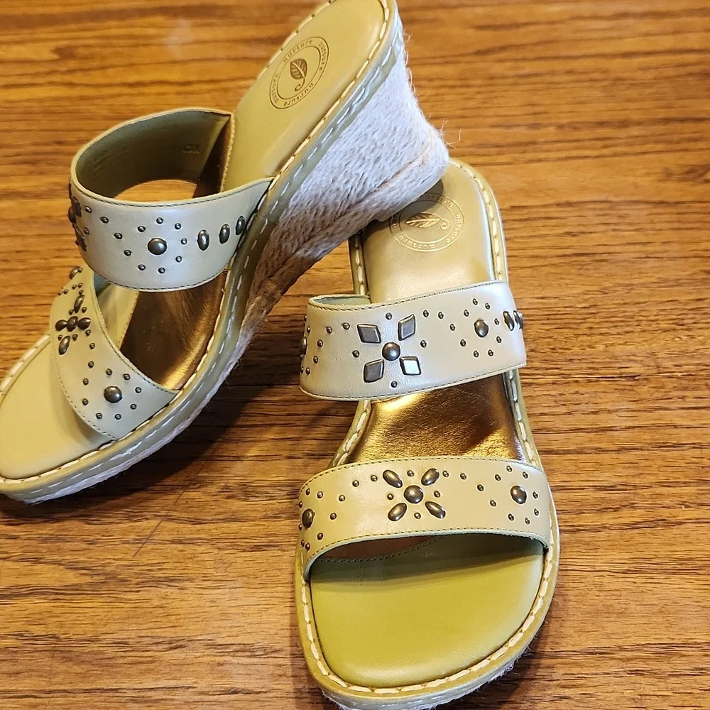 Nuture Wildflower Sage Wedge Green Sandals Size 7.5